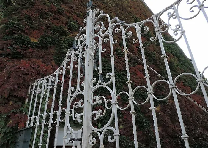 Golden Yacca Vendeghaz بيت ضيافة *